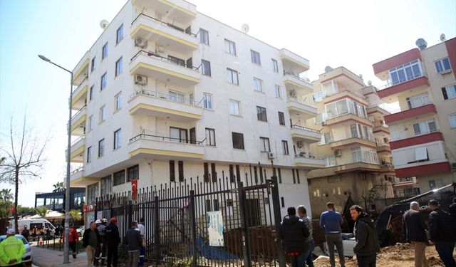 GÜNCELLEME - Mersin'de 4 katlı apartmanın önündeki giriş bölümü çöktü