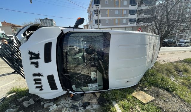 GÜNCELLEME - Samsun'da öğrenci servisi ile otomobil çarpıştı, 10'u öğrenci 15 kişi yaralandı
