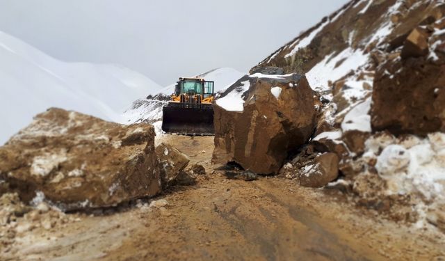 Hakkari'de dağdan kopan kaya parçaları köy yolunu kapattı