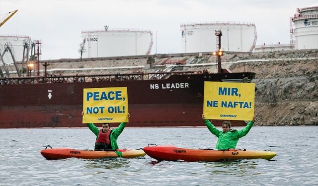 Hırvatistanlı Greenpeace aktivistleri, Rusya'dan petrol ithalatını protesto etti