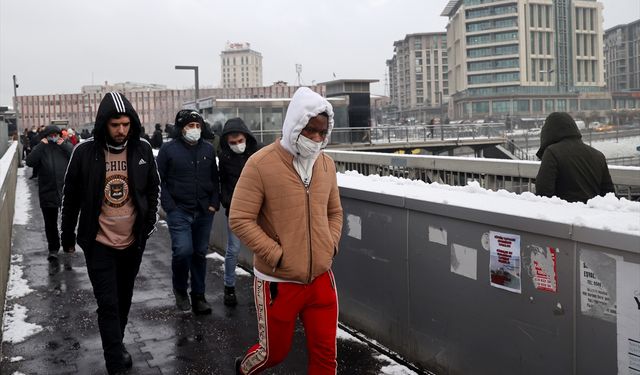 İSTANBUL - Kar yağışı etkili oluyor - Cevizlibağ metrobüs durağında yoğunluk