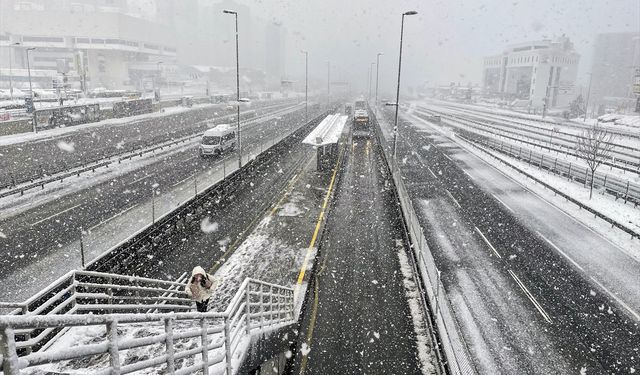 İSTANBUL - Kar yağışı sabah saatlerinde etkisini artırdı - Zeytinburnu ve Bakırköy