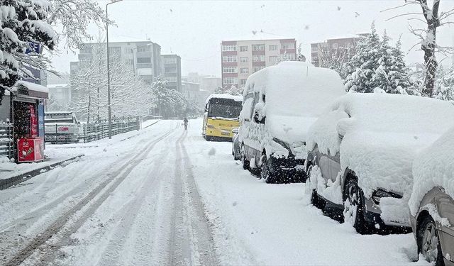 İstanbul'da kar yağışı aralıklarla sürüyor - Beykoz/Kartal/Fatih/Haliç Köprüsü/Silivri/Sultanbeyli/Pendik/Kurtköy