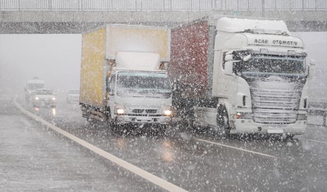 İstanbul'da kar yağışı vatandaşlara zor anlar yaşattı