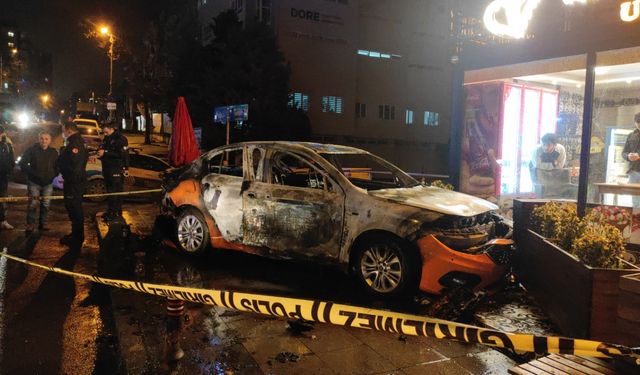 İstanbul'da seyir halindeyken alev alan taksi yandı