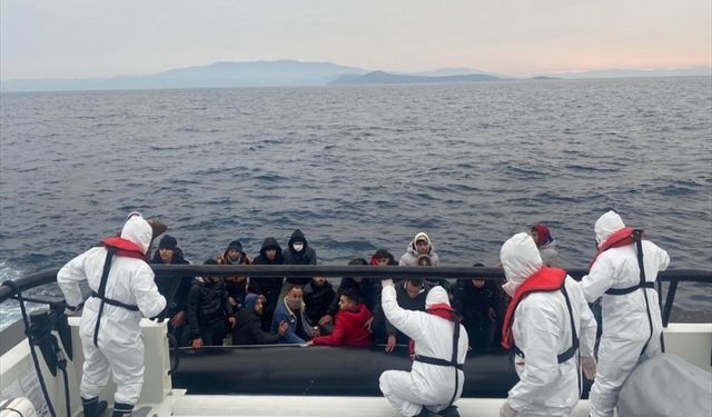 İzmir açıklarında 29 düzensiz göçmen kurtarıldı