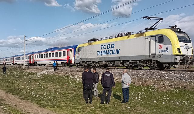 KAHRAMANMARAŞ - Hemzemin geçitte trene çarpan kamyonetteki 2 kişi yaralandı (1)