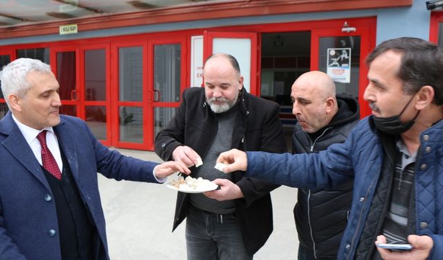 KARABÜK - Bölgesel Amatör Lig'e düşen Kardemir Karabükspor'un Başkanı maç sonunda helva dağıttı