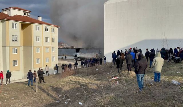 KARABÜK - Fabrika yangınına müdahale ediliyor (4)