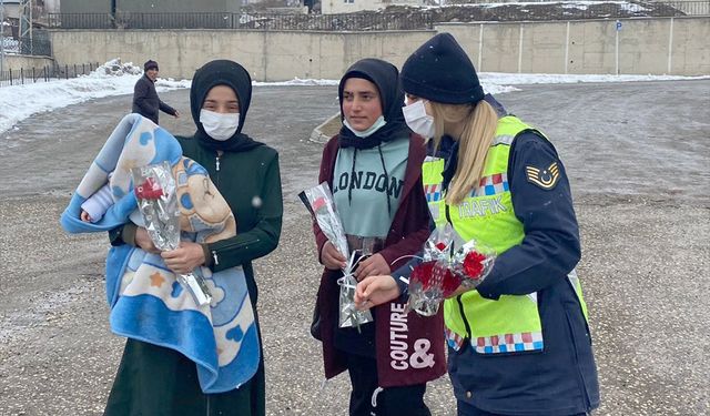 KARS - Jandarma ekipleri 8 Mart'ta köy kadınlarını da unutmadı