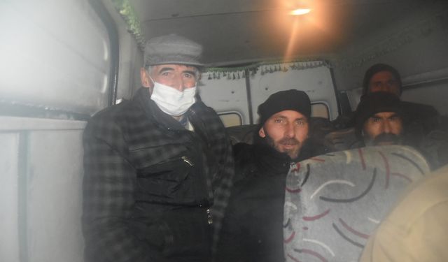 Kars'ta tipide mahsur kalan köy minibüsündeki 15 kişi kurtarıldı