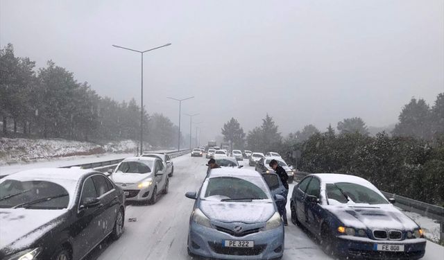 KKTC'de yoğun kar nedeniyle bazı yollar trafiğe kapatıldı