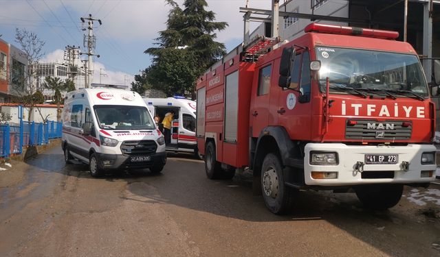 KOCAELİ - Arızalanan kalıp makinesinden fırlayan parçalar 3 işçiyi yaraladı