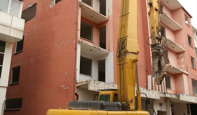 KOCAELİ - Marmara Depremi'nde ağır hasar gören binaların yıkımı sürüyor