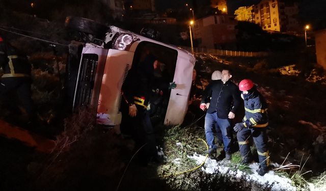 Kocaeli'de devrilen minibüsün sürücüsü yaralandı