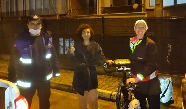 Kocaeli'de yolunu kaybeden bisikletli turistin yardımına zabıta yetişti
