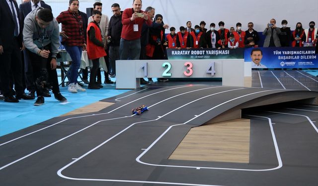Konya'da öğrenciler robotlarıyla yarışıyor