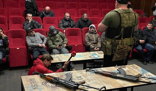 LVİV - Rusya'nın saldırılarına karşı Ukraynalı sivillere kalaşnikof eğitimi veriliyor
