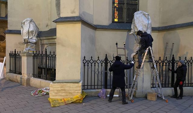 LVİV - Ukraynalılar tarihi eserleri korumaya alıyor
