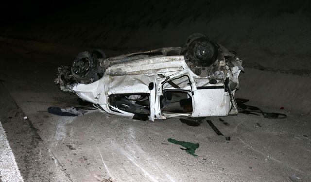 MALATYA - Hafif ticari araç devrildi, 2 kişi yaşamını yitirdi