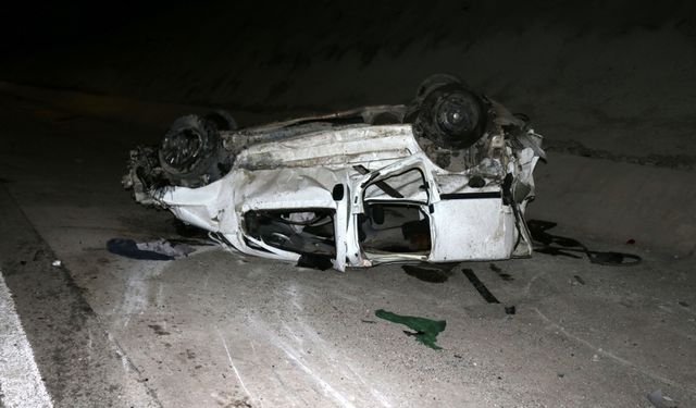 Malatya'da hafif ticari araç devrildi, 2 kişi yaşamını yitirdi
