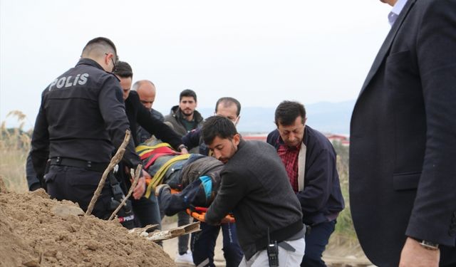 Manisa'da altyapı kazısı sırasında göçük altında kalan 2 işçi kurtarıldı