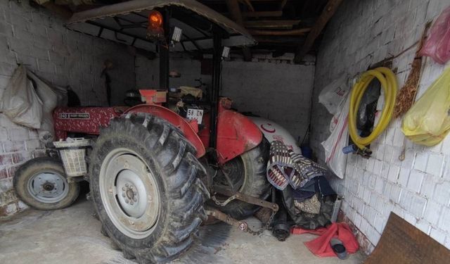 Manisa'da traktörle duvar arasında sıkışan sürücü hayatını kaybetti