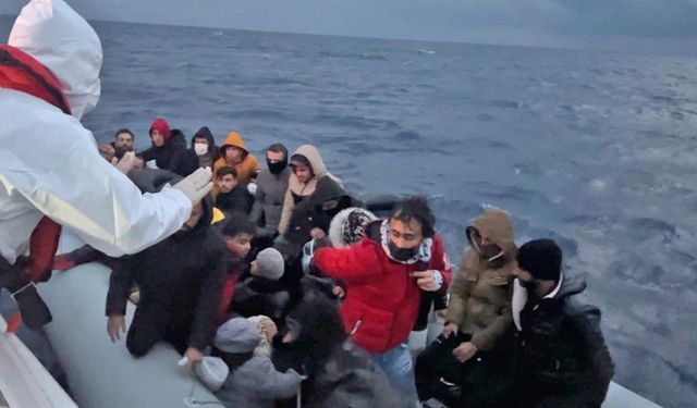 Muğla'da lastik bottaki 36 düzensiz göçmen kurtarıldı