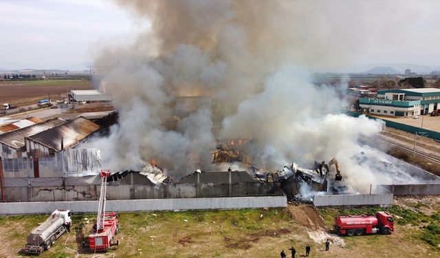 OSMANİYE - Geri dönüşüm fabrikasında çıkan yangını söndürme çalışmaları sürüyor (4)