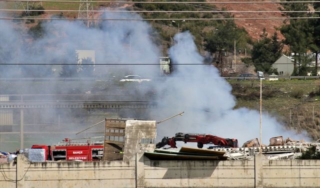 Osmaniye'de su şişeleme fabrikasında çıkan yangına müdahale ediliyor