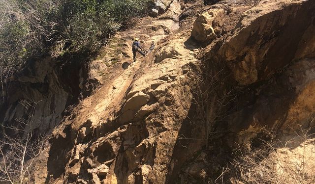 Rize'de yamaçtaki kayaları temizlerken ayağına taş düşen dağcı yaralandı