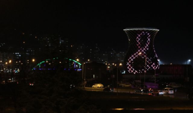 Rize'deki "Çay Bardağı Kulesi" Kadınlar Günü dolayısıyla aydınlatıldı