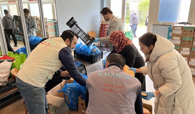 ROTTERDAM - Hollanda'da Müslümanlardan ihtiyaç sahiplerine gıda yardımı