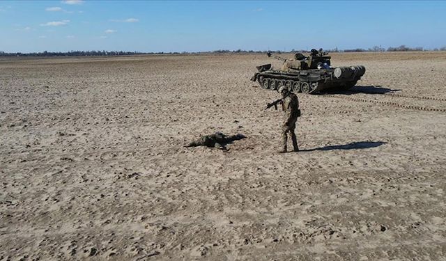 Rus askeri tankını Ukrayna'ya teslim etti