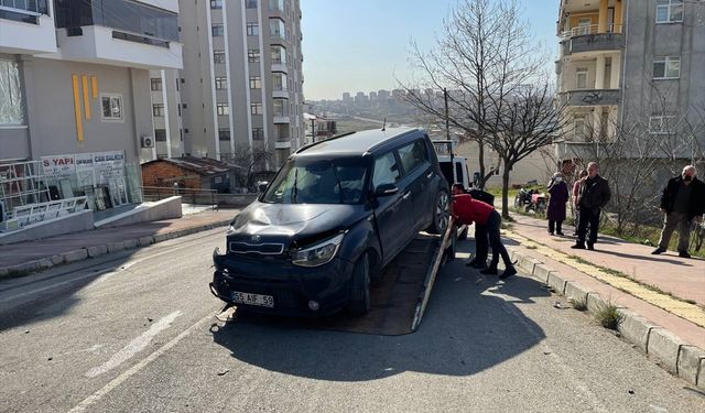 İSTANBUL - Ümraniye'de tıra çarpan otomobildeki 2 kişi yaralandı