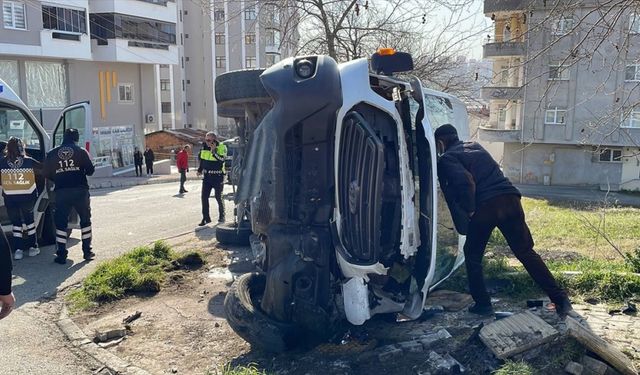 Samsun'da öğrenci servisi ile otomobil çarpıştı, 8'i öğrenci 12 kişi yaralandı