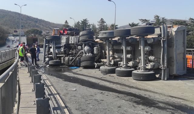 Sarıyer'de devrilen kum yüklü kamyonun sürücüsü yaralandı