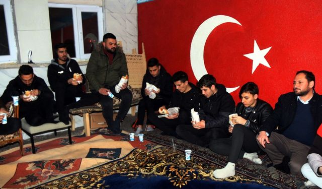 Sivas'ta hayırsever müezzin camisine gelen öğrencilere döner ikram etti