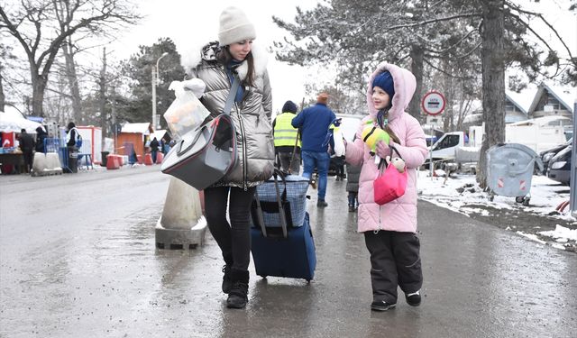 SUCEAVA - Ukraynalı savaş mağdurlarının Siret Sınır Kapısı'ndan Romanya'ya geçişleri devam ediyor