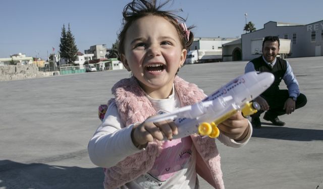 Suriye'de babasıyla "savaş oyunu" oynayan Selva, geleceğe umutla bakıyor