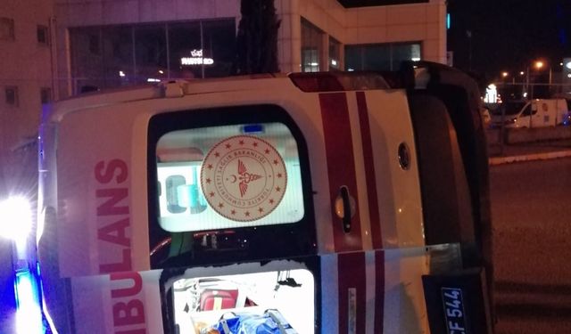Tokat'ta otomobille çarpışan ambulanstaki 3 sağlık çalışanı yaralandı