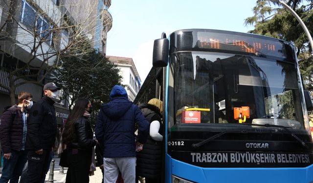Trabzon'da toplu taşıma araçlarına binenler, "o sene, bu sene"  sözleriyle karşılanıyor