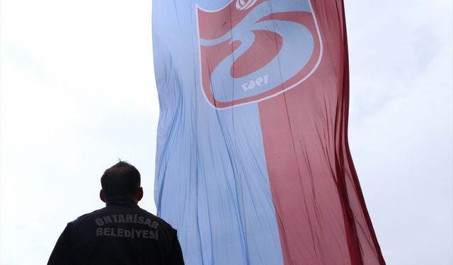 661 metrekarelik Trabzonspor bayrağı asıldı