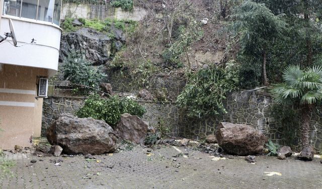 Trabzon'da yamaçtan kopan kayalar 3 otomobile zarar verdi