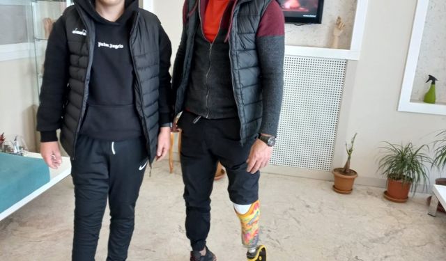 Tren kazasında sağ ayağını kaybeden futbolcu Eren protez bacakla yürümeye başladı