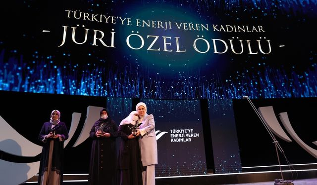 "Türkiye'ye Enerji Veren Kadınlar" ödüllerini aldı
