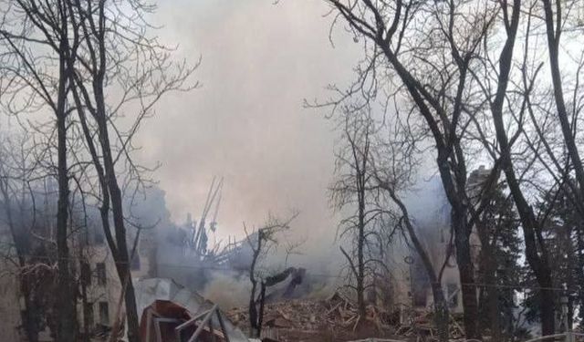 Ukrayna: Rus uçakları Mariupol’da yüzlerce sivilin saklandığı tiyatro binasını bombaladı