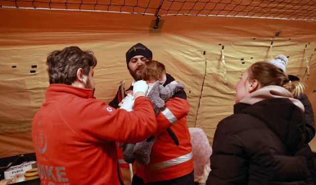 Ukraynalı hasta bebek ve annesini Romanya sınırında Türk hekimler tedavi etti
