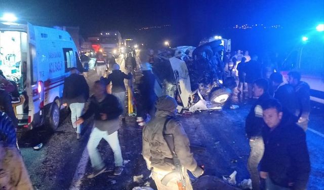 VAN - Minibüsle otomobilin çarpıştığı kazada 15 kişi yaralandı