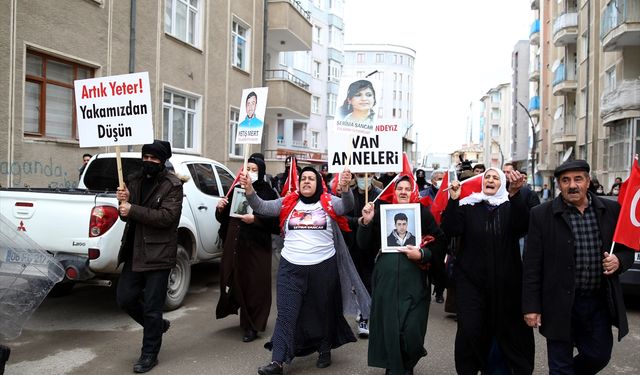 VAN - Vanlı aileler HDP İl Başkanlığı önündeki eylemlerini sürdürdü